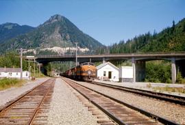 Great Northern Railway Engine 462D and 5 other units on freight train.