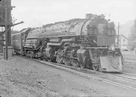 Northern Pacific steam locomotive 5138 at Easton, Washington, in 1944.