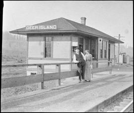 Spokane, Portland & Seattle station at Deer Island, Oregon, circa 1920.