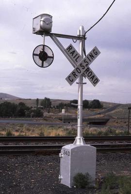 Burlington Northern wigwag crossing signal at Kiona, Washington, in 1986.