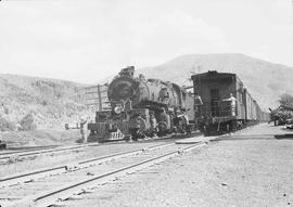 Northern Pacific steam locomotive 4010 at Wymer, Washington, in 1944.