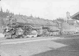 Northern Pacific steam locomotive 5114 at Easton, Washington, circa 1944.