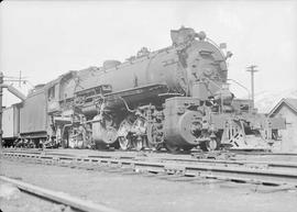 Northern Pacific steam locomotive 4007 at Easton, Washington, in 1944.