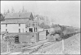 Northern Pacific passenger train at Holbrook, Oregon, circa 1900.