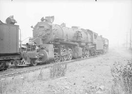 Northern Pacific steam locomotive 4009 at Easton, Washington, in 1944.